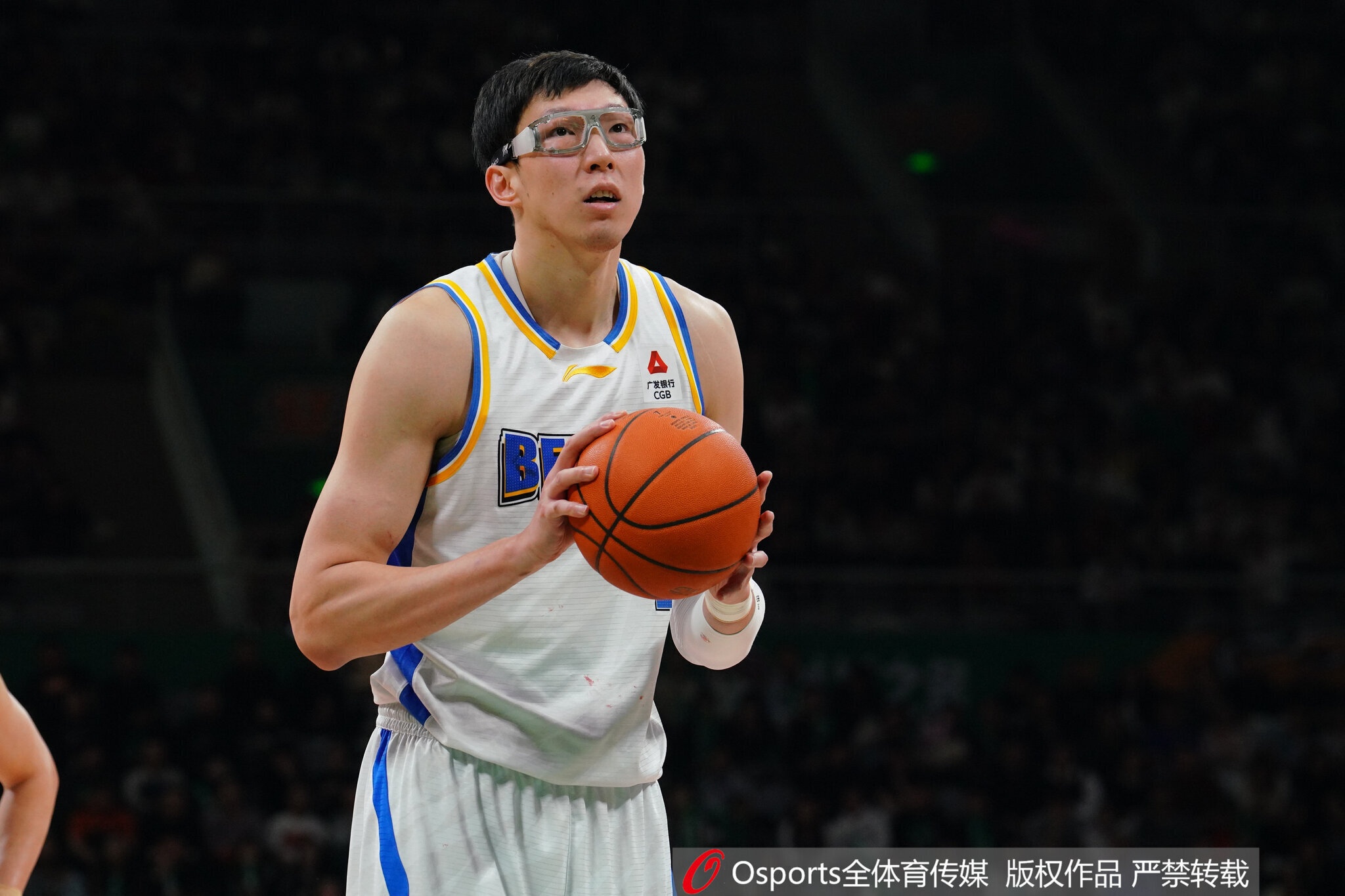 乐鱼体育下载-存在感不强！周琦半场3投仅1中拿到2分4板 正负值+4